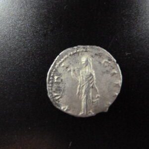 Denier en argent de Faustine jeune TTB+ frappé à Rome en 156 – 157 ap. J.C.