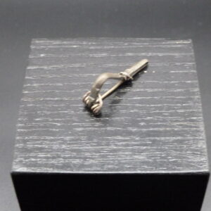Fibule en argent de type bent-foot (culture de Tcherniakhov)  datant entre la fin du 2ème et le 3ème siècle ap. J.C.