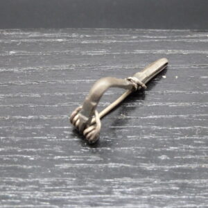 Fibule en argent de type bent-foot (culture de Tcherniakhov)  datant entre la fin du 2ème et le 3ème siècle ap. J.C.