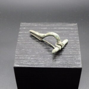 Fibule en bronze de type bent-foot moulée (culture de Tcherniakhov)  datant du 6ème siècle ap. J.C.