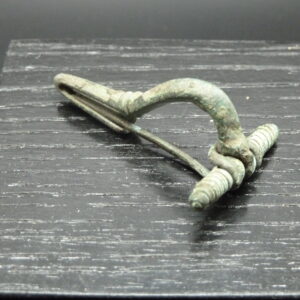 Fibule en bronze de type bent-foot moulée (culture de Tcherniakhov)  datant du 6ème siècle ap. J.C.