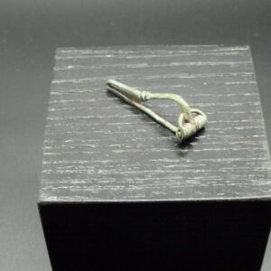 *** VENDU *** Fibule en bronze de type bent-foot (culture de Tcherniakhov)  datant entre la fin du 2ème et le 3ème siècle ap. J.C.