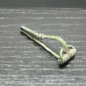 *** VENDU *** Fibule en bronze de type bent-foot (culture de Tcherniakhov)  datant entre la fin du 2ème et le 3ème siècle ap. J.C.