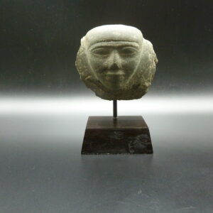 Tête egyptienne en basalte du Nouvel Empire  1070 – 1550 av. J.C.
