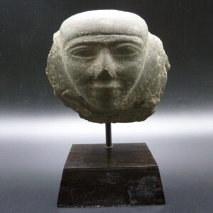 Tête egyptienne en basalte du Nouvel Empire  1070 – 1550 av. J.C.