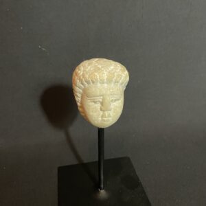 Tête en marbre d&rsquo;Eros celte provenant de la région de Besançon et datant du 2ème siècle