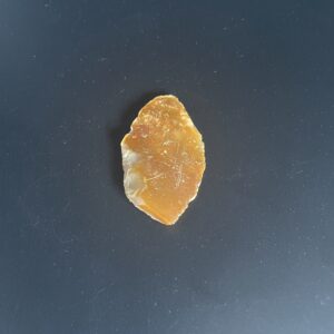 Fine limace sur éclat de la fin du paléolithique moyen (vers 60k – 45k B.C.) provnant de la région de Sens