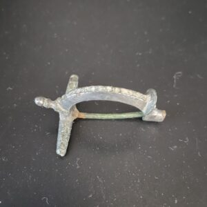 Fibule arbalète en bronze couverte d’étain début du 3ème siècle