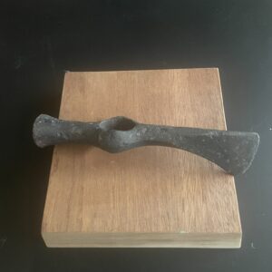 Hache de combat scythe en fer très pur datant entre le 6ème et 8ème siècle avant J.C.