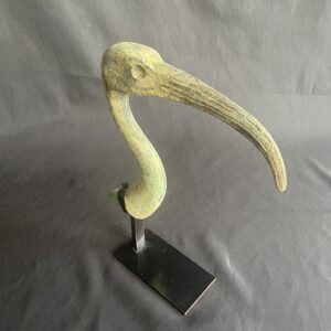 Large tête massive en bronze d’Ibis provenant d’Egypte entre 664 et 332 av. JC