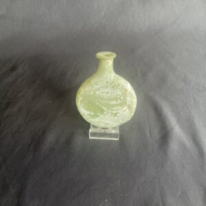 Fiole romaine de pèlerin en verre irisé datant du 2ème au 3ème siècle.