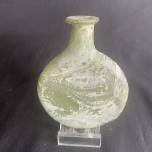 Fiole romaine de pèlerin en verre irisé datant du 2ème au 3ème siècle.